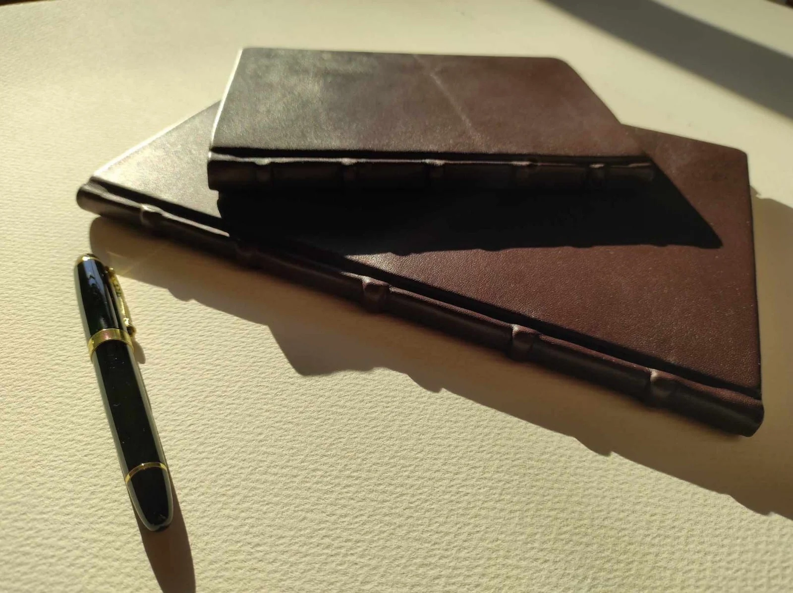 Kézműves bőr notesz: Czink Ibolya Beatrix különleges alkotásai